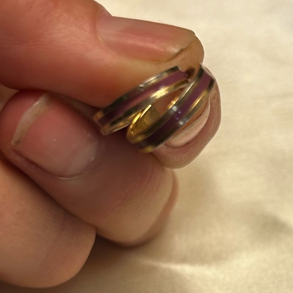 Vintage gold toned semi hoop with mauve enamel stip - Picture 5 of 5